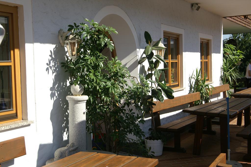Landgasthof Spitzerwirt Sankt Georgen im Attergau Exterior photo