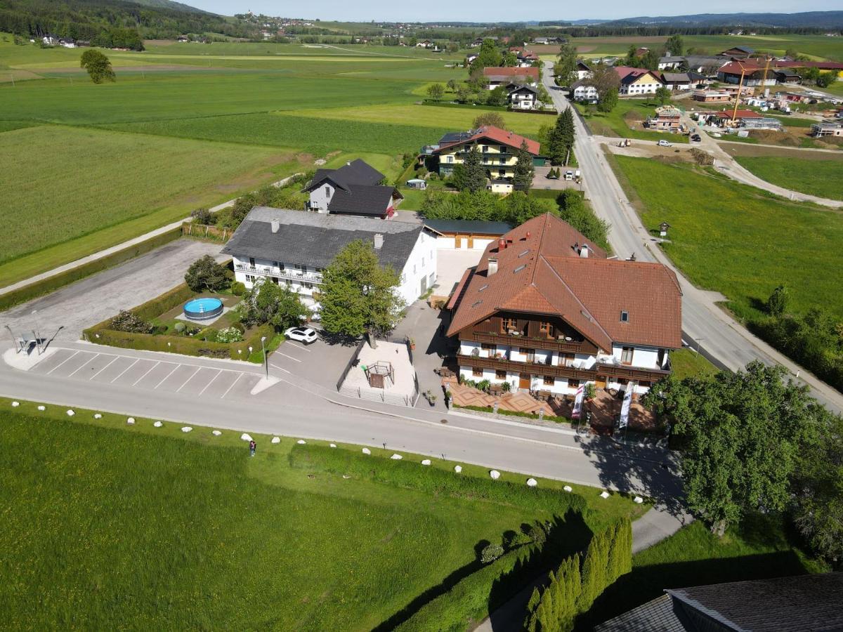 Landgasthof Spitzerwirt Sankt Georgen im Attergau Exterior photo