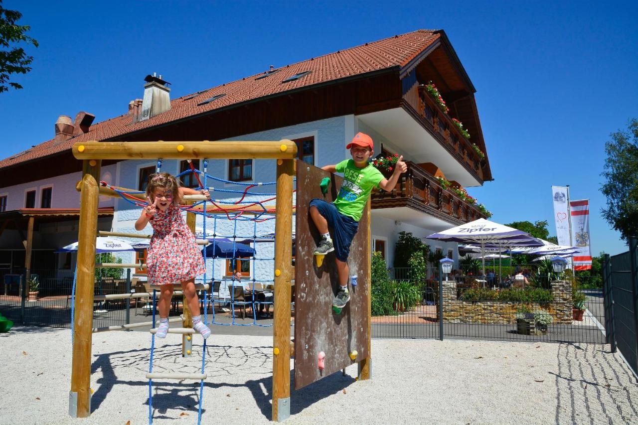 Landgasthof Spitzerwirt Sankt Georgen im Attergau Exterior photo
