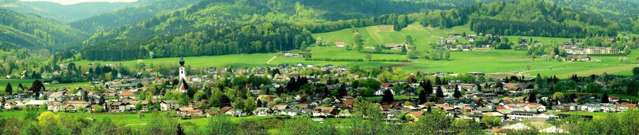 Landgasthof Spitzerwirt Hotel Sankt Georgen im Attergau Exterior photo