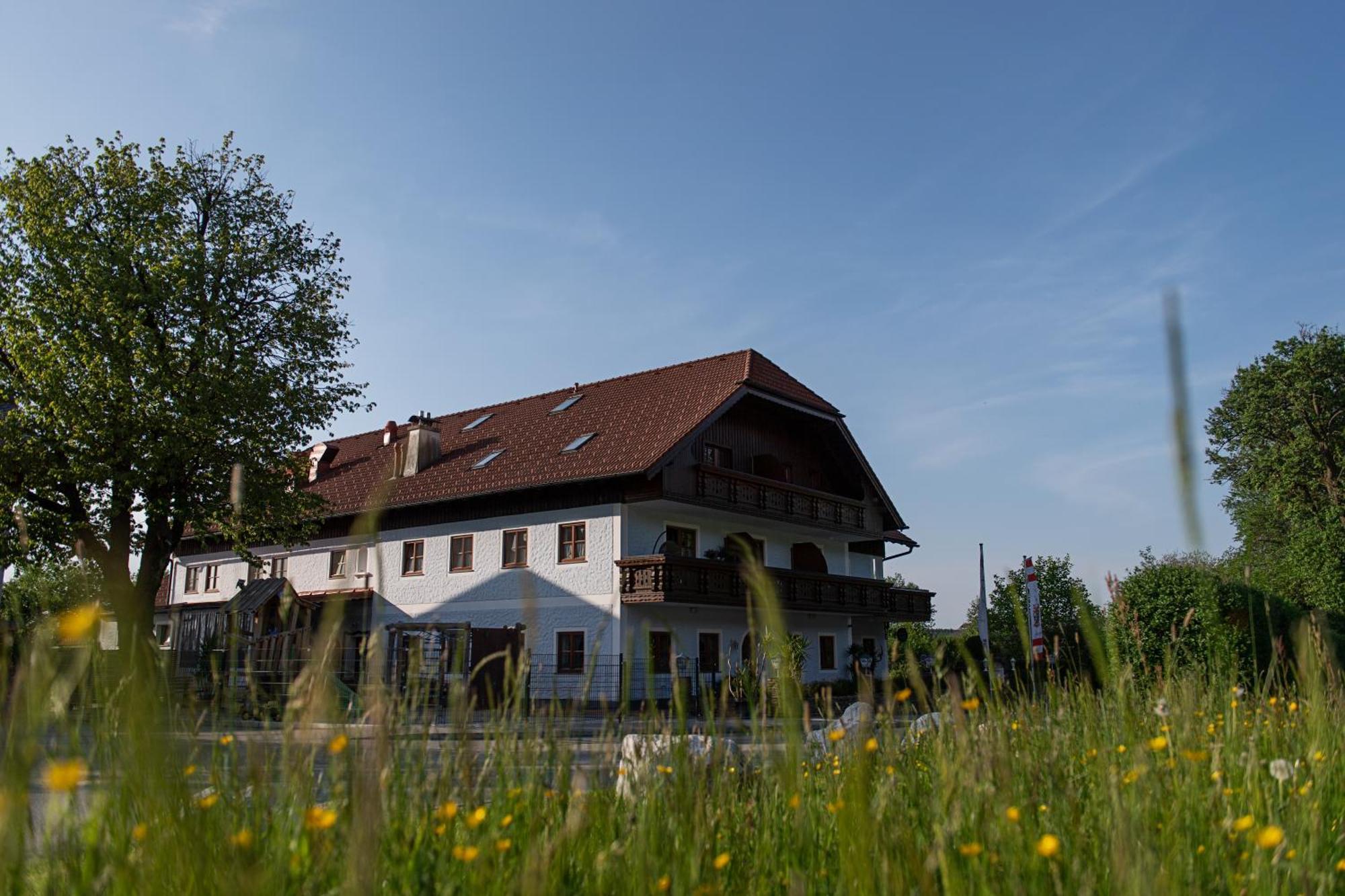 Landgasthof Spitzerwirt Sankt Georgen im Attergau Exterior photo