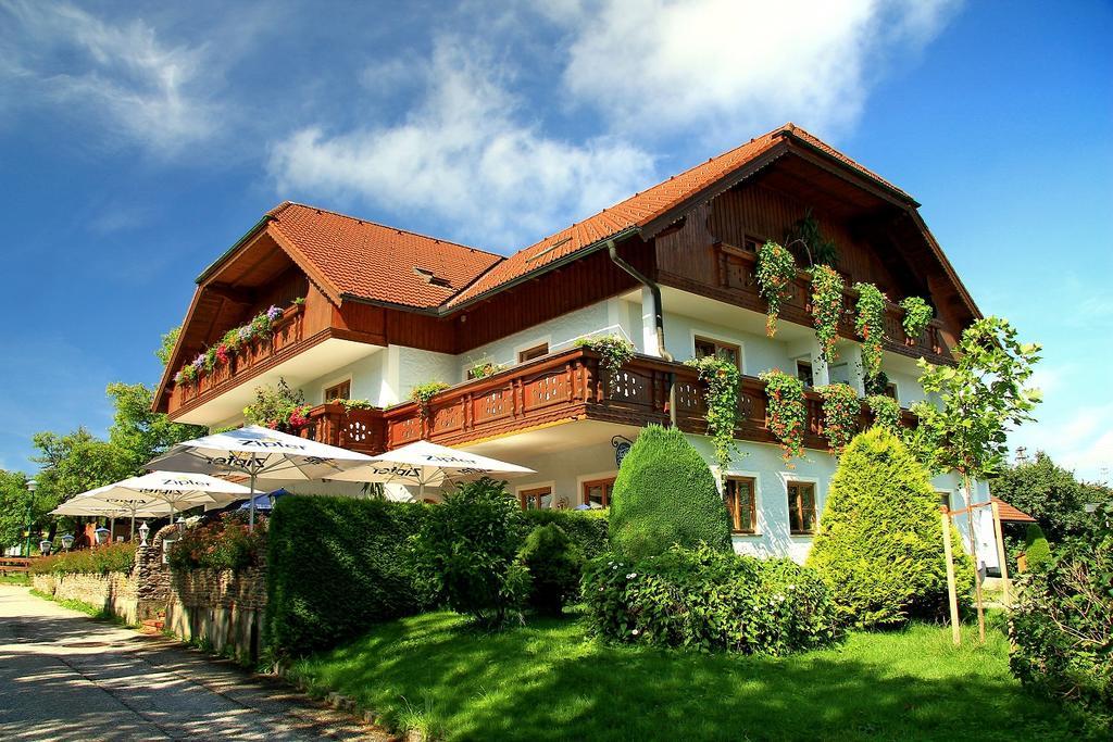 Landgasthof Spitzerwirt Sankt Georgen im Attergau Exterior photo